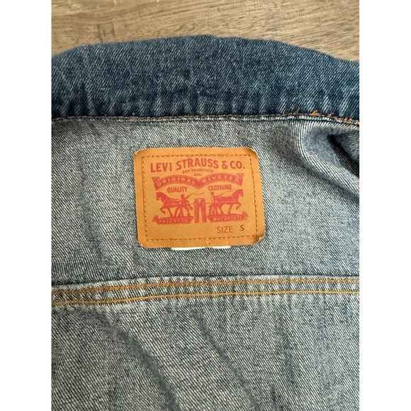 Levi's Strauss & Co Women's Small Denim Trucker Jacket Blue Classic Jean Cropped - Picture 6 of 8